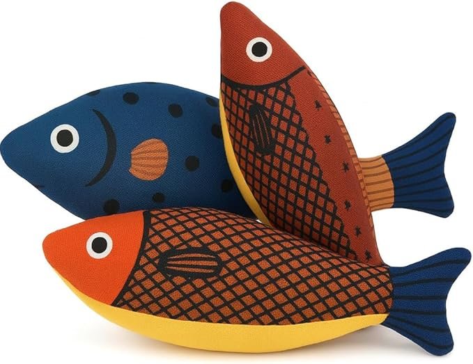 Três peixes de pelúcia coloridos (azul, vermelho e laranja) para gatos em fundo branco.