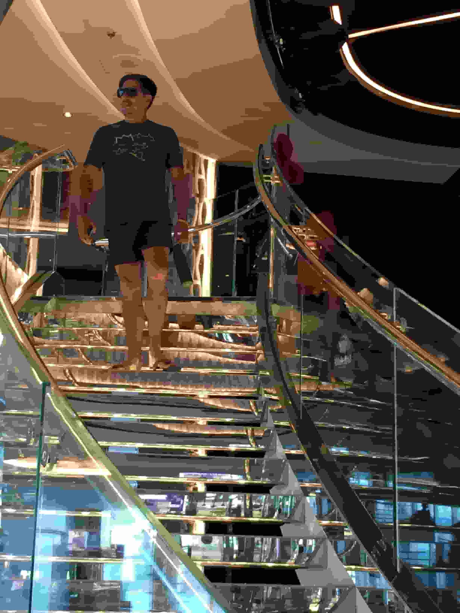 Sobre Mim 1 viagem cruzeiro msc escada swarovski tech.jpg